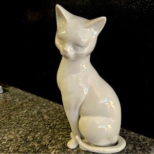 Vintsge 8" porcelain cat figurine , excellent condition